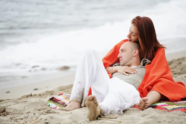 Молодая романтическая пара отдыхает на пляже — стоковое фото