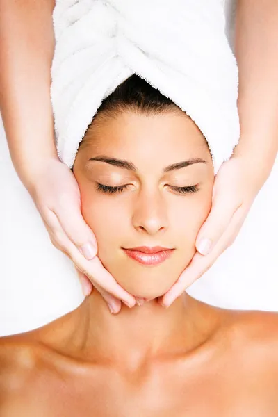 Beautiful young woman receiving facial massage — Stock Photo, Image