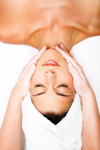 Belle jeune femme recevant un massage facial — Photo
