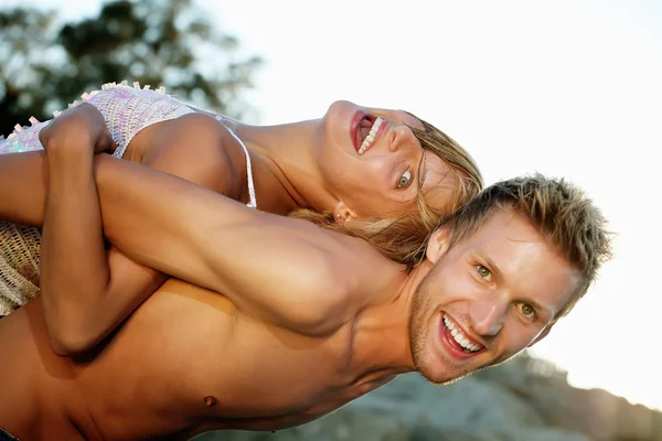 Jovem casal na praia — Fotografia de Stock