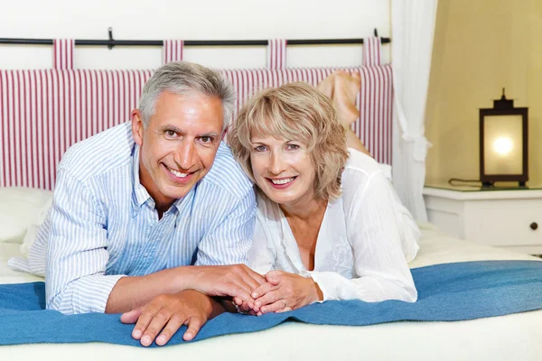 Glad äldre par hemma — Stockfoto