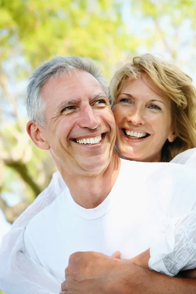 Äldre par leende och omfattar. — Stockfoto
