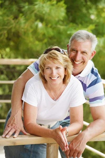 Äldre par leende och omfattar. — Stockfoto