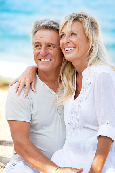 Счастливая романтическая пара на открытом воздухе
