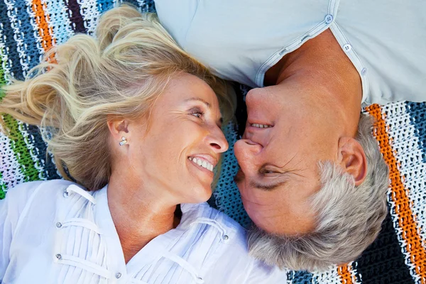 Счастливая романтическая пара на открытом воздухе — стоковое фото
