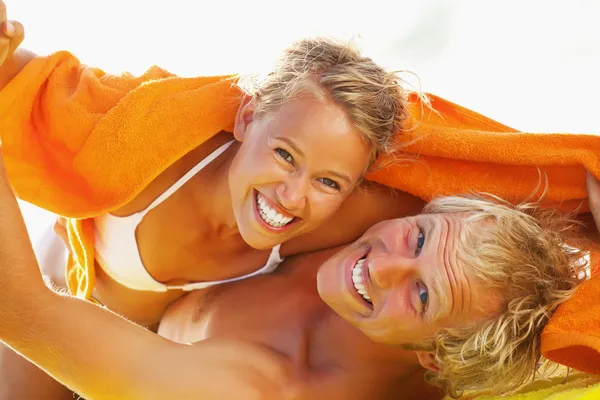 在海滩上快乐的年轻夫妇 — 图库照片