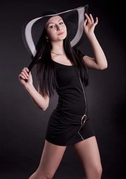 Retrato de hermosa bailarina en sombrero —  Fotos de Stock
