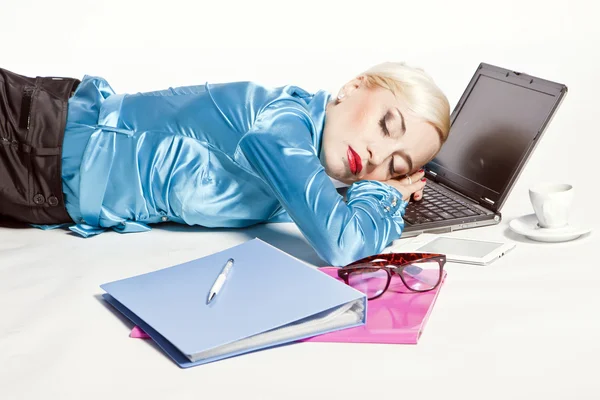 Donna d'affari che dorme su una tastiera portatile — Foto Stock