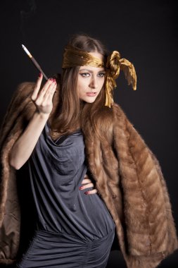 vizon kürk bir ağızlık sigara ile güzel kız