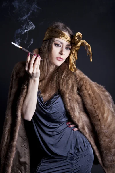 Mädchen im Pelzmantel mit Zigarettenatelier-Porträt — Stockfoto