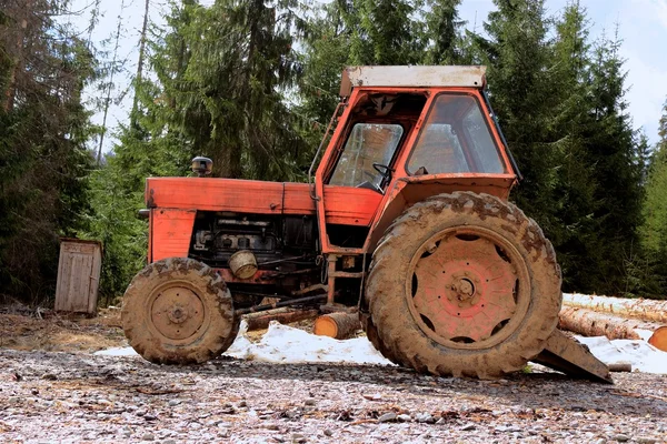 Tractor en la naturaleza — Foto de Stock