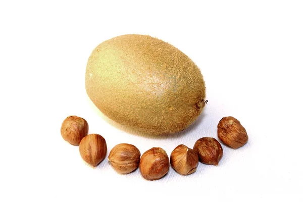 Hasselnötter och kiwifrukt — Stockfoto