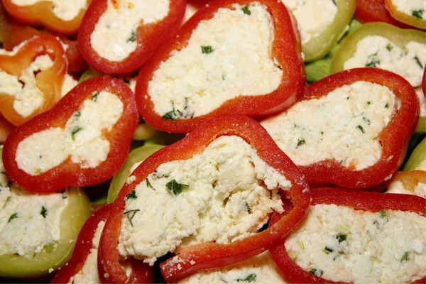 Сырная паста внутри перца — стоковое фото