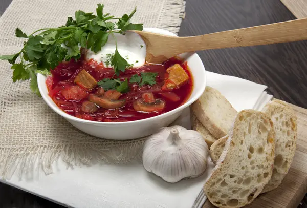 Beet-root red soup with garlic and bread — Stock Photo, Image