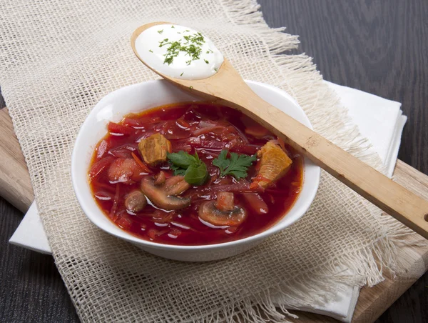 Beet-root red soup with garlic and bread — Stock Photo, Image