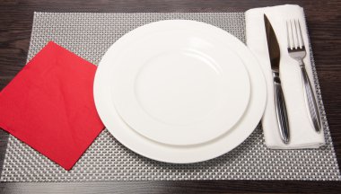 bıçak, beyaz tabak ve çatal Gümüş arka plan üzerinde