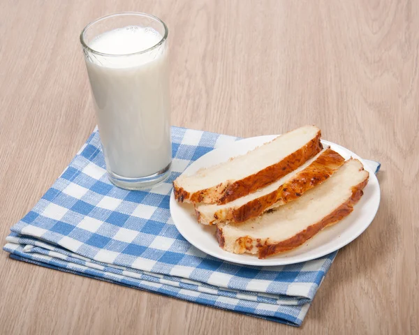 Fresh bun and glass of milk — Stock Photo, Image