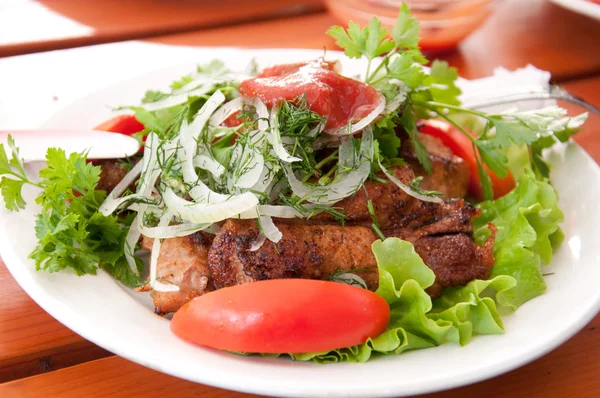 Glilled meat with tomatoes and lettuce — Stock Photo, Image