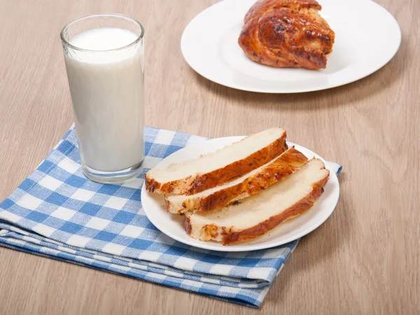 Verse broodje en een glas melk — Stockfoto