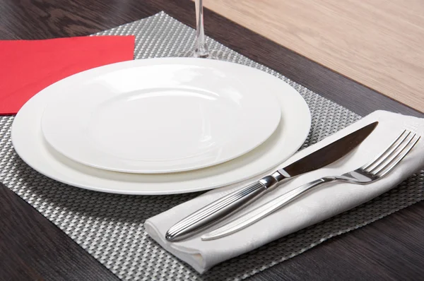 Bıçak, beyaz tabak ve çatal Gümüş arka plan üzerinde — Stok fotoğraf