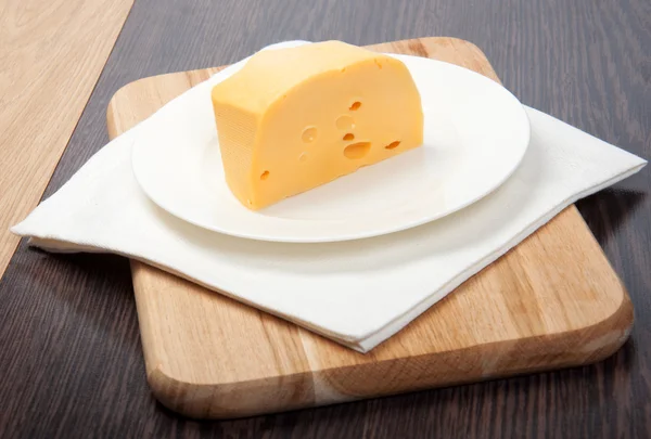 Gul ost på plattan — Stockfoto