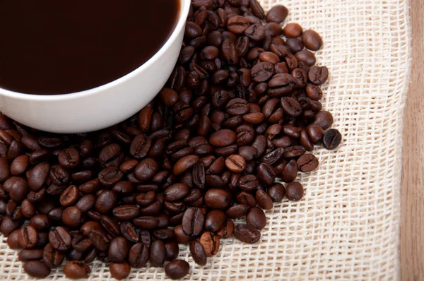 Black coffee with sugar and cinnamon — Stock Photo, Image