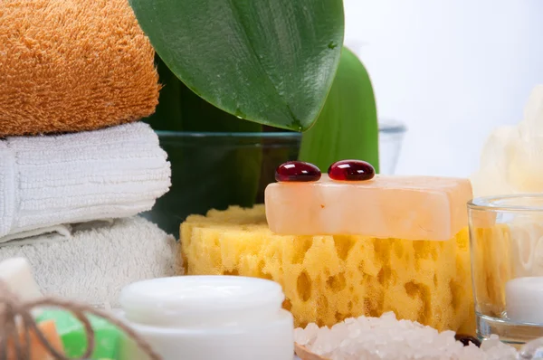 Ručně vyrobené mýdlo s ručníky v koupelně — Stock fotografie