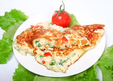 marul bir plaka ile kavrulmuş omlet