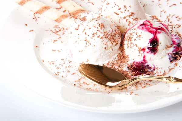 Consumptie-ijs met blackberry gam en chocolade — Stockfoto