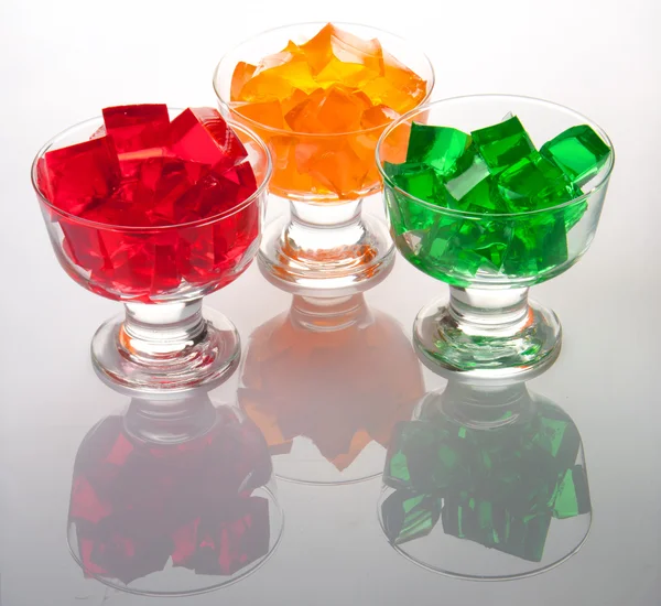 Färska färgglada gelé i glasplatta med frukt — Stockfoto