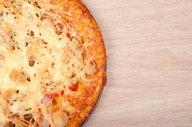 peynir, pastırma, biber ve ev yapımı pizza