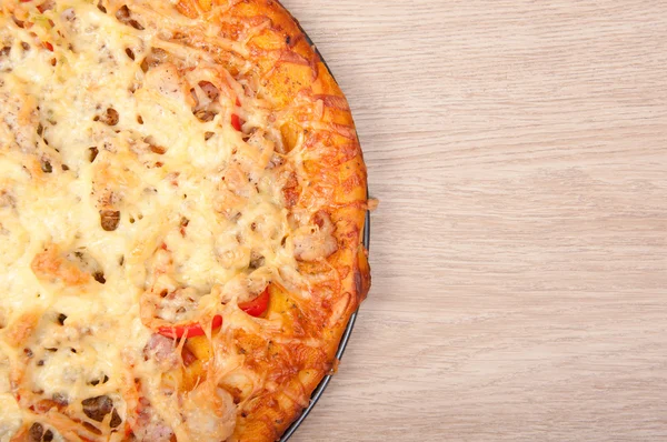 Домашняя пицца с сыром, беконом и перцем — стоковое фото