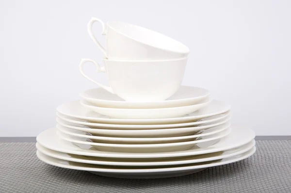 Assiettes et soucoupes en porcelaine blanche — Photo