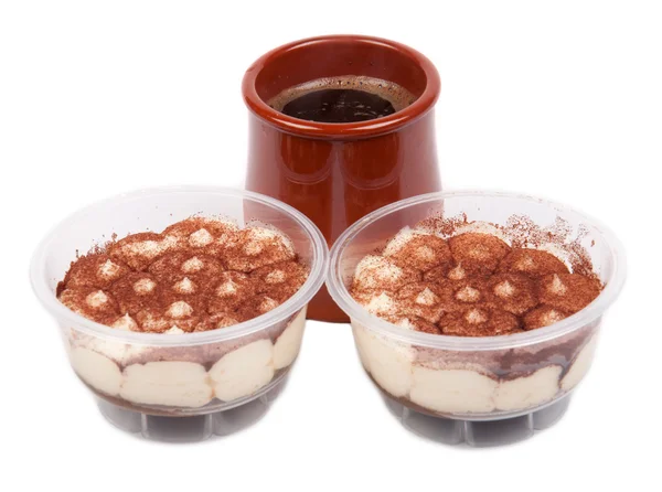 Tiramisu et café dans une tasse en argile — Photo