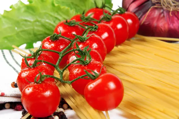 Körsbärstomater med kryddor och spaghetti — Stockfoto