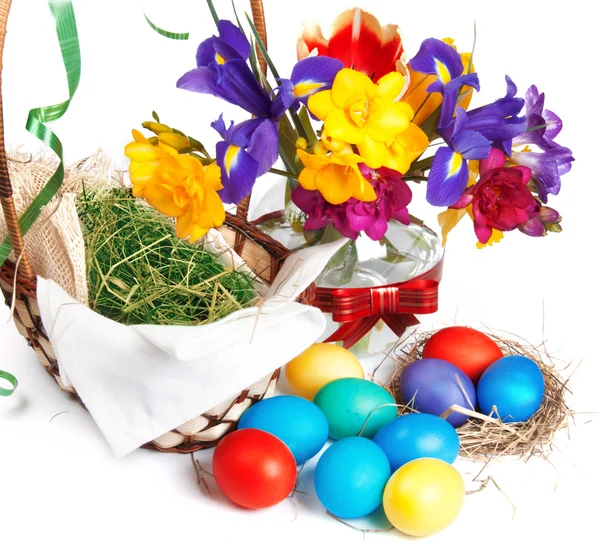 Easter eggs in basket with bow isolated on white — Stock Photo, Image