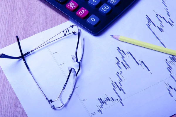 Brillen, rekenmachine, potlood en diagram — Stockfoto
