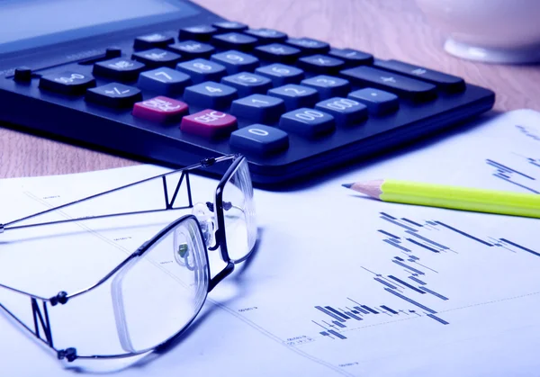Óculos, calculadora, lápis e diagrama — Fotografia de Stock