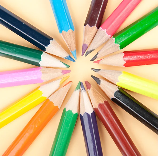 Daire içinde renkli kalemler — Stok fotoğraf