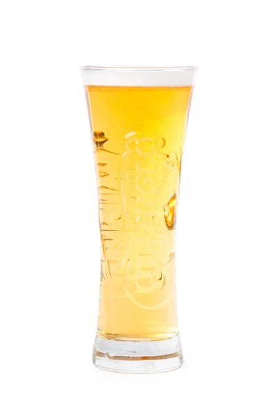 Vaso de cerveza sobre fondo blanco — Foto de Stock