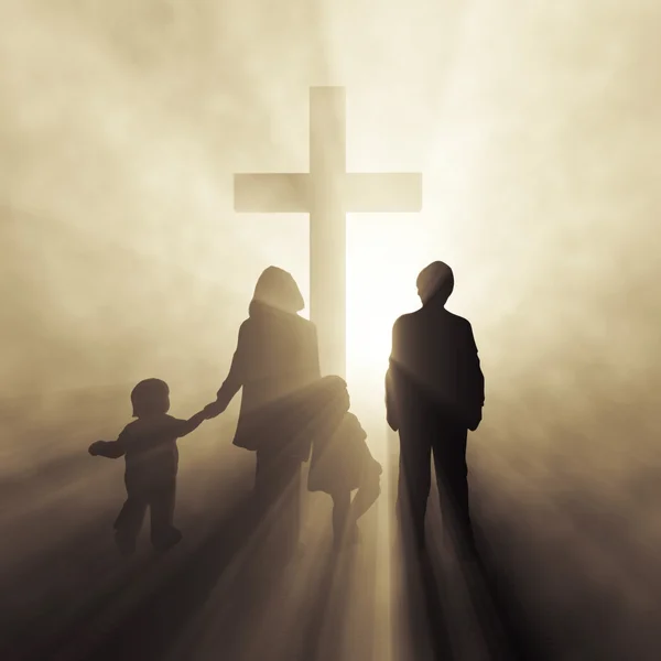 Familia cristiana ante una cruz — Foto de Stock