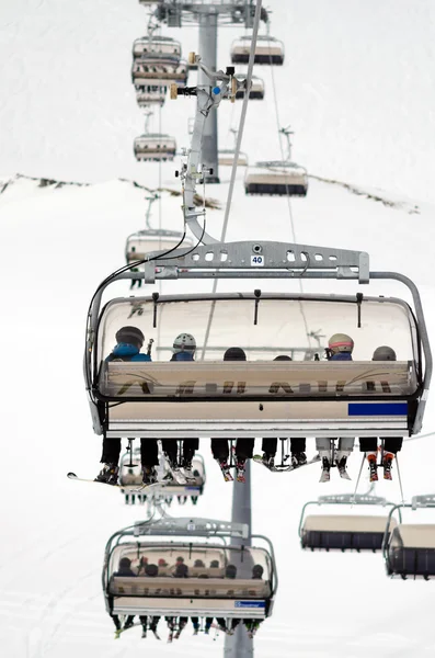 Elevador de cadeiras na área de esqui — Fotografia de Stock