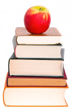 bir kitap yığın üzerinde elma