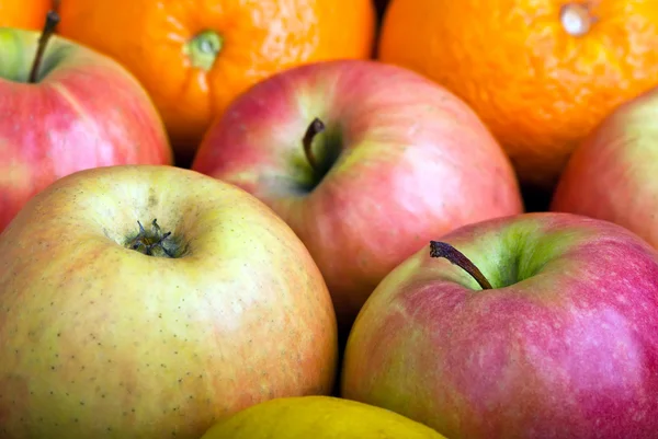 Яблоки и апельсины — стоковое фото