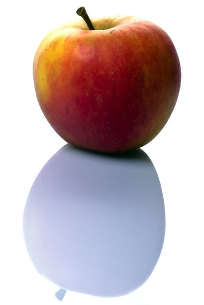 Jabłko z odbiciem — Zdjęcie stockowe
