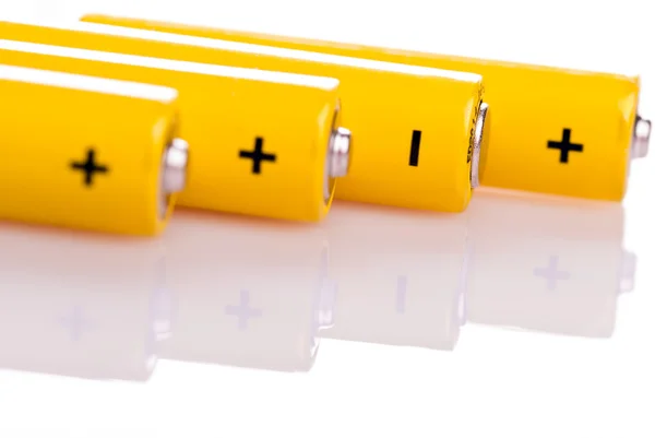 Vier gele batterijen liegen — Stockfoto