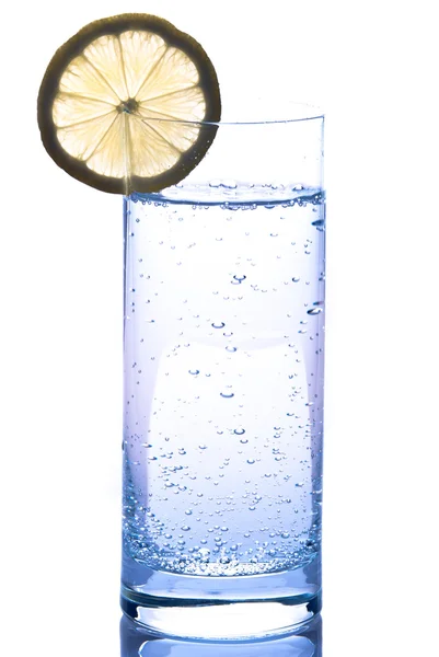 Wasserglas mit Zitrone — Stockfoto