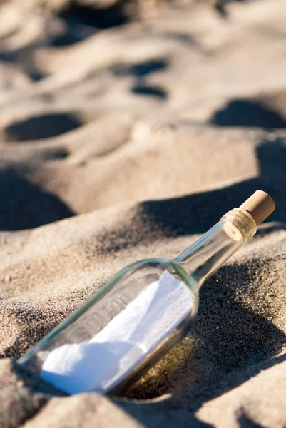 Messaggio in una bottiglia nella sabbia — Foto Stock