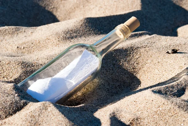 Flaschenpost im Sand — Stockfoto