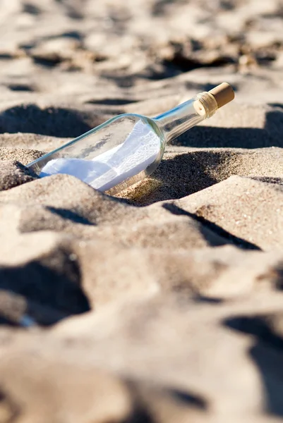 Mensaje en una botella en la arena — Foto de Stock